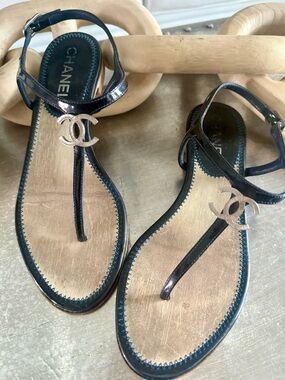 CHANEL Black Patent Leather T-Strap Sandals with Gold CC